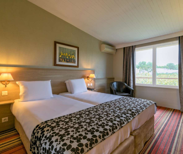 chambre d'hotel lit double à beaune en Côte-d’or 21